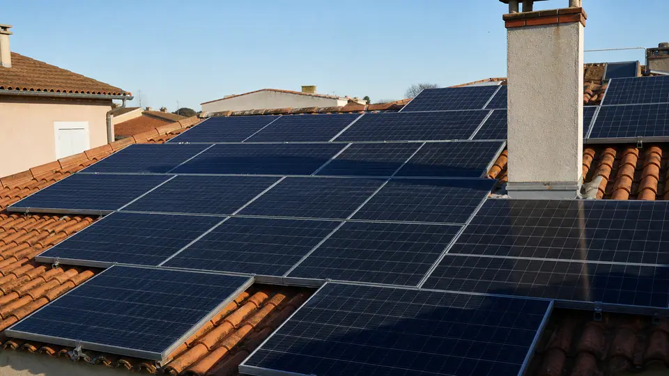 Ombre partielle projetée sur une installation de panneaux solaires en toiture
